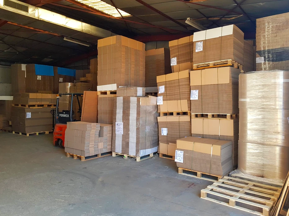 Entrepôt logistique intérieur, sans personnel visible