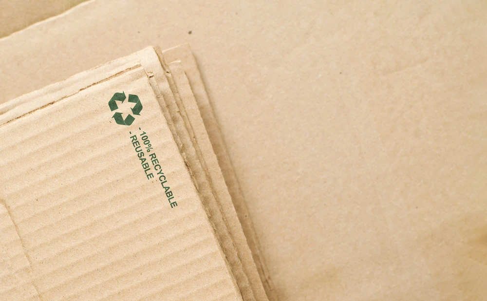 Emballages en carton kraft empilés sur surface beige, matériaux d'expédition pour commerce électronique et logistique