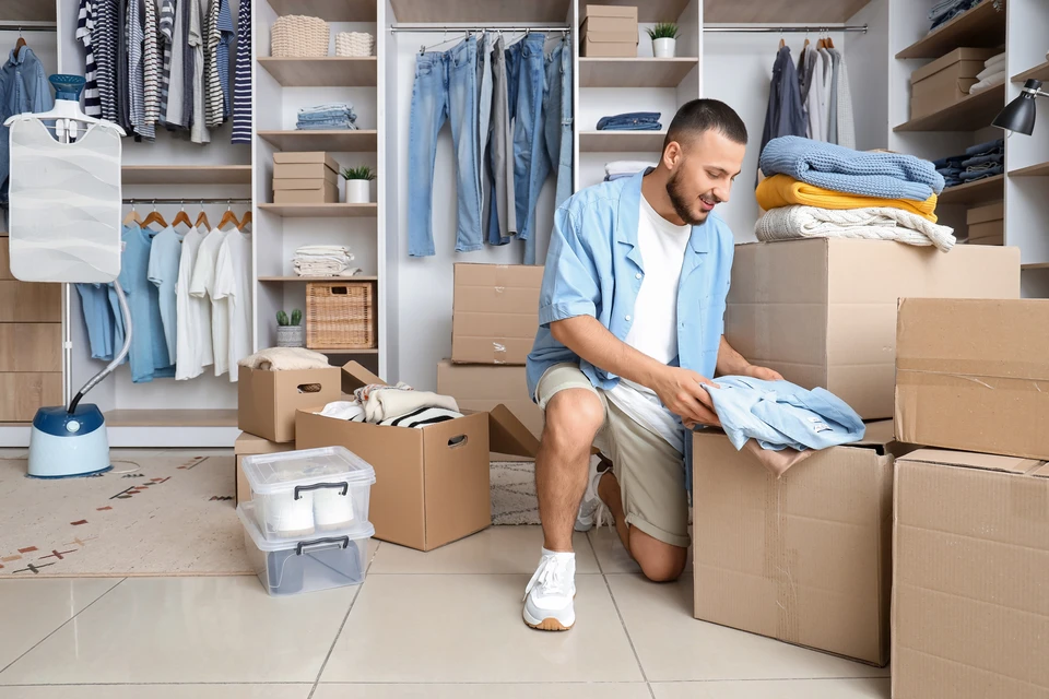 Carton d'emballage ouvert en carton ondul&eacute; beige sur fond blanc neutre