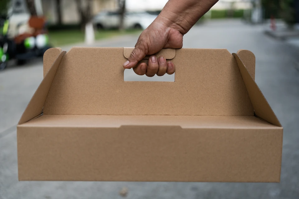 Scène intérieure avec emballage cadeau de produits cosmétiques dans une boîte en carton kraft