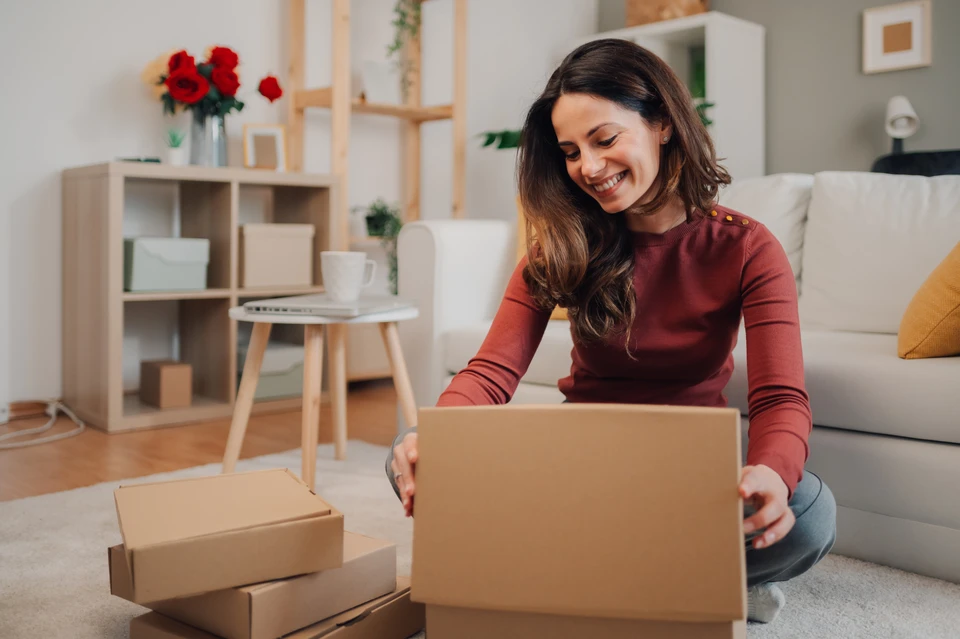 Scène intérieure avec emballage cadeau de produits cosmétiques dans une boîte en carton kraft