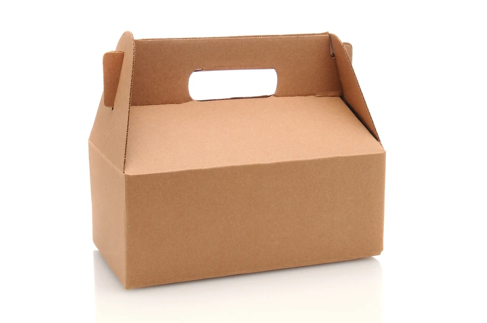 Emballages en carton kraft empilés sur surface beige, matériaux d'expédition pour commerce électronique et logistique